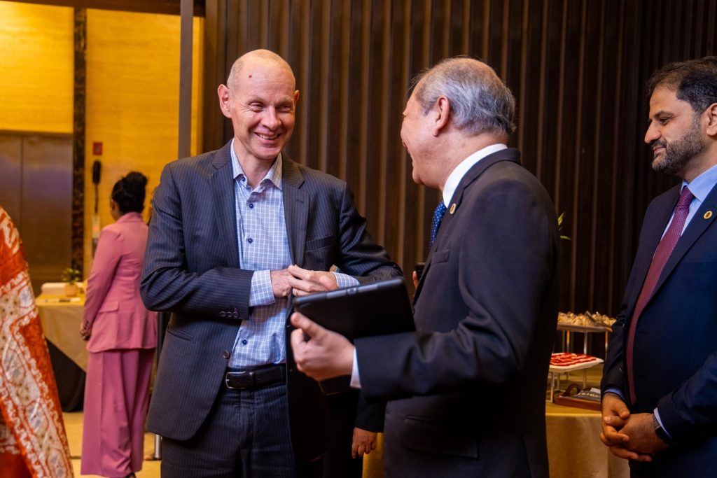 H.E. Mr. Paul Stephens, High Commissioner, Australia, pictured with
H.E. Dr Benjamin P. Reyes, Secretary-General of The Colombo Plan